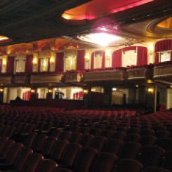Intérieur de la salle de spectacle. / Interior of the theater.
