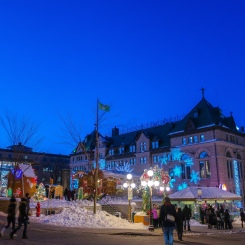L'Hôtel de Ville de Québec et le marché de Noël Allemand.